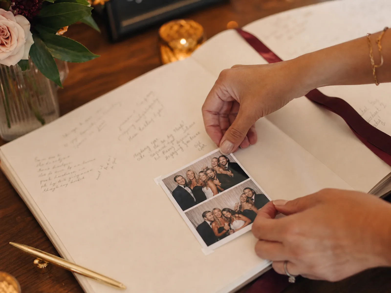 Ein Fotobox-Ausdruck wird in ein Hochzeitsgästebuch eingeklebt